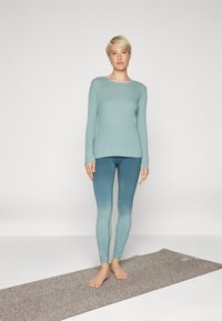 Yogasearcher MAUNA - Topper langermet - light green