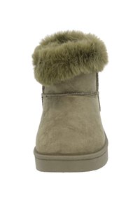 Botas cortas de ante verde oliva con un suave puño de piel sintética, puntera redonda y suela plana de goma. Presenta costuras a lo largo de los lados.