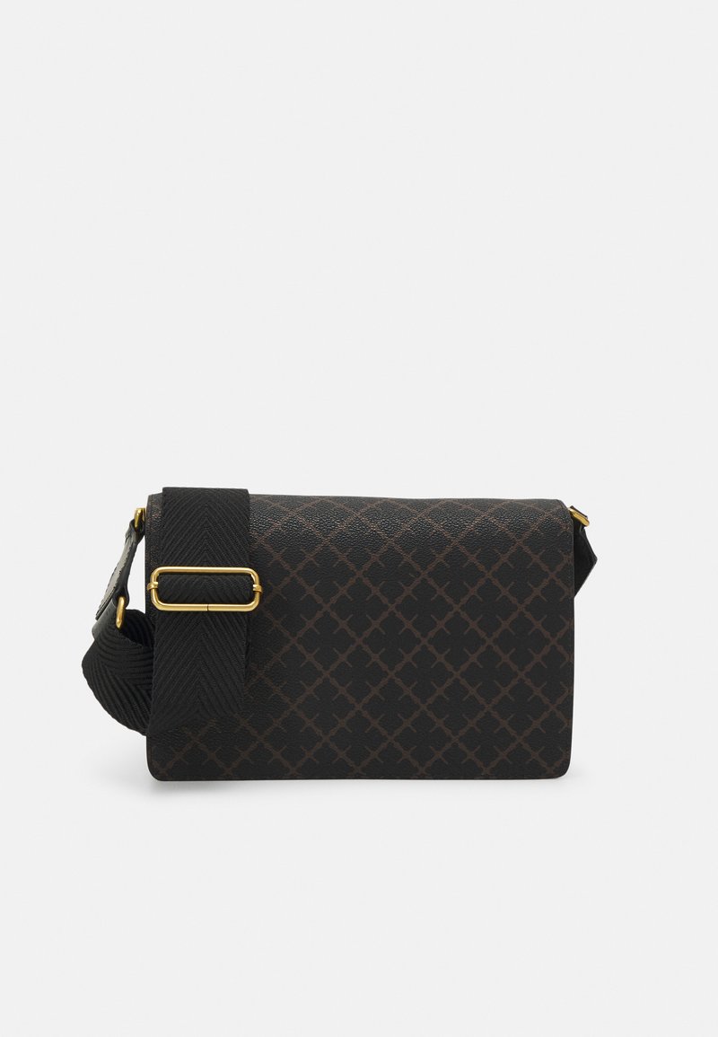 Svart axelremsväska i strukturerat material, med ett geometriskt mönster i mörkbrunt, guldfärgad hårdvara och en justerbar rem.
