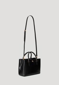 Crna kožna torba s zlatnim detaljima, dva kratka ručka i duga prilagodljiva naramenica. Ima strukturiran, pravokutni dizajn.