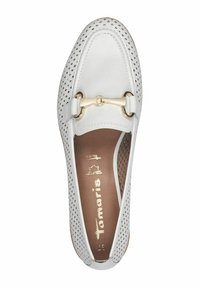 Weiße, perforierte Lederloafers mit einem goldenen Hardware-Akzent, einem glatten Innenfutter und einer gepolsterten Innensohle für Komfort.