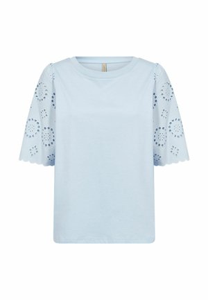 Svetlo modra bluza s kratkimi rokavi, okrogel izrez in okrasnimi odprtinami na volnatem robu rokavov.