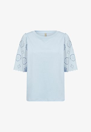 Svetlo modra bluza s kratkimi rokavi, okrogel izrez in okrasnimi odprtinami na volnatem robu rokavov.