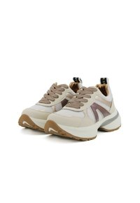 Sneaker caratterizzati da una combinazione di mesh e materiale sintetico beige e bianco, suole spesse e dettagli marroni. Lacci e linguette di un marrone chiaro.