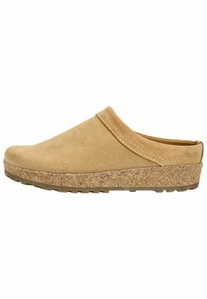 Jasnobrązowy zamszowy klocek na gumowej podeszwie i korkowej wkładce, z widocznym przeszyciem wzdłuż górnej krawędzi.