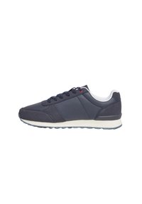 Zapatilla deportiva de color marino con parte superior de tejido texturizado, acentos en gris y blanco contrastantes, puntera redonda y suela de goma.