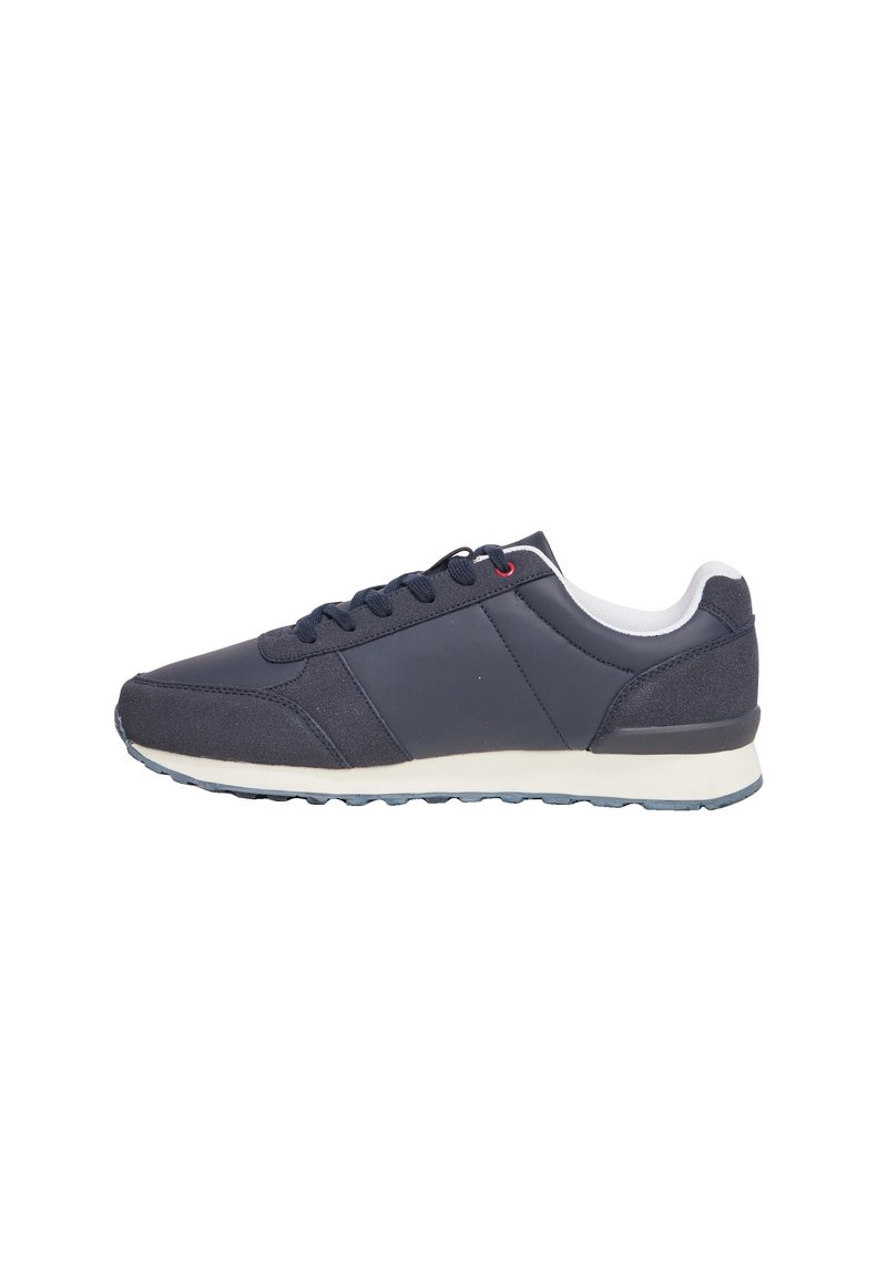 Zapatilla deportiva de color marino con parte superior de tejido texturizado, acentos en gris y blanco contrastantes, puntera redonda y suela de goma.