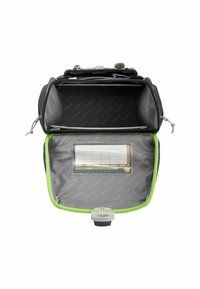 Borsa nera con accenti verdi, chiusura con zip, interno spazioso, multiple compartimenti e una tasca trasparente con una tabella per l'organizzazione.