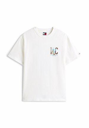 Hvid bomulds-T-shirt med rund hals. Har et flerfarvet "MC" logo på venstre bryst og et lille mærke på kraven.