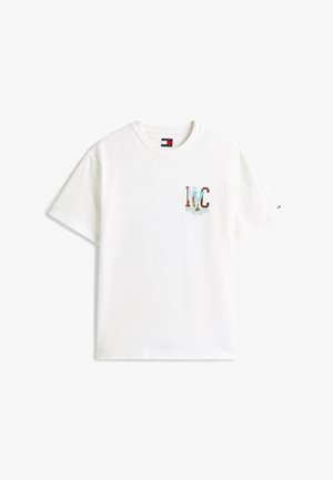 Biała bawełniana koszulka z okrągłym dekoltem. Posiada wielokolorowe logo "MC" po lewej stronie na piersi oraz małą metkę marki przy kołnierzyku.