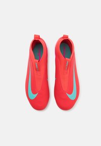 Sarkani sporta apavi ar gludu sintētisku virsu, kas rotāti ar lielu gaiši zilu Swoosh logotipu, slīdēšanas dizains un mīkstie zolītes.