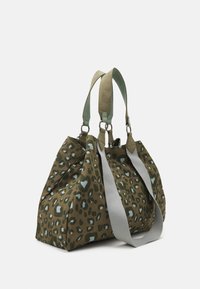 Grande borsa a spalla verde oliva con stampa leopardata blu e nera, dotata di manici in suede e di una ampia tracolla grigia, su sfondo bianco.