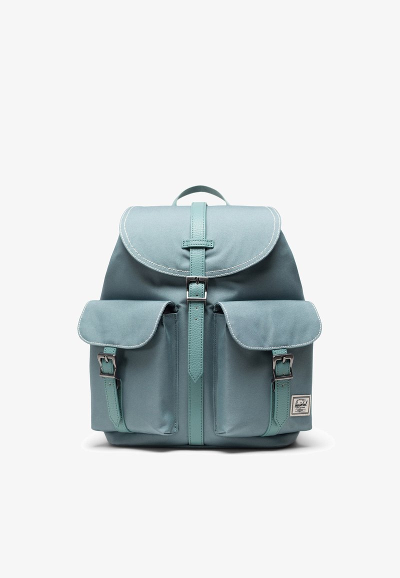 Sac à dos bleu sarcelle clair avec un rabat arrondi, deux poches frontales et une boucle centrale. Confectionné en tissu durable avec des coutures contrastantes.