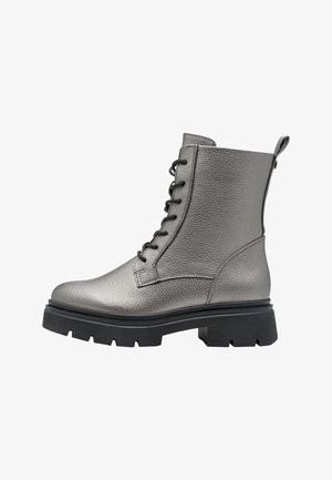 Bottines métalliques argentées en cuir texturé, à lacets sur le devant et avec une semelle en caoutchouc noir épaisse. Comprend une languette à l'arrière.