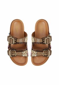 Sandales en cuir marron avec deux boucles réglables, ornées de perles colorées et d'accents floraux, dotées d'une semelle lisse.