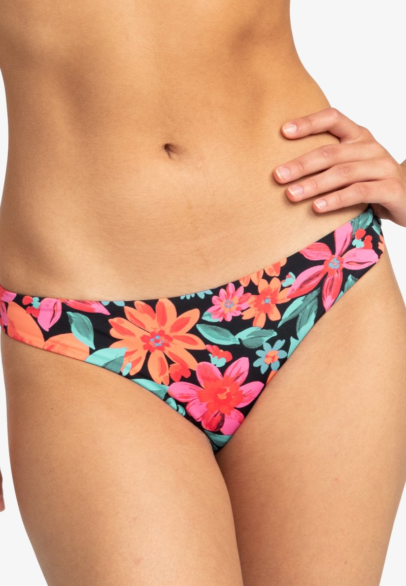 Ziedu bikini apakšdaļa ar melnu fonu, izdaiļota ar dzīvotspējīgiem apelsīnu, rozā un tirkīza ziediem; audums ir gluds un elastīgs.