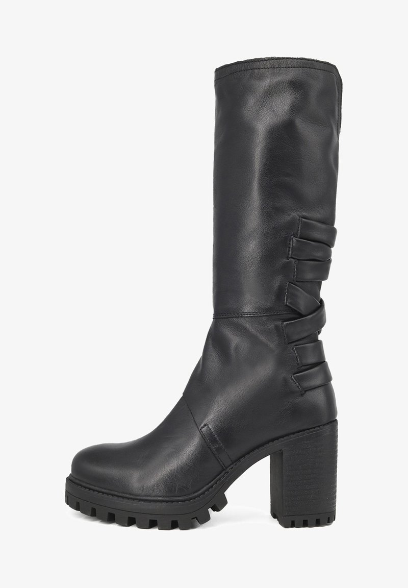 Stivale in pelle nera alto fino al ginocchio con un tacco a blocco spesso, caratterizzato da tre fiocchi decorativi sul lato esterno e una suola strutturata per una migliore aderenza.