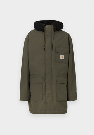 Parka verde oliva con capucha forrada de forro polar negro, con un cierre frontal, dos grandes bolsillos con solapa y un bolsillo en el pecho con un parche de logo.