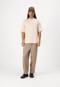 Selected Homme - SLHLOOSEOSCAR O NECK TEE 3 PACK - T-shirt basique - vetiver/morel/oatmeal Image miniature 1