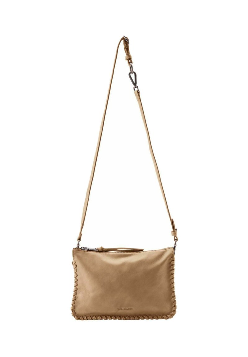 Borsa a tracolla in pelle color cuoio con finitura liscia, caratterizzata da un dettaglio intrecciato e una tracolla regolabile. Chiusura con zip nella parte superiore.