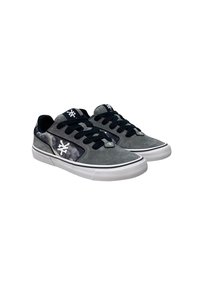 Grå ruskinds sneakers med sorte accenter, udstyret med et hvidt logo, sorte snørebånd og en tekstureret gummisål med et minimalistisk design.