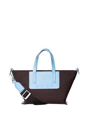 Borsa tote rettangolare marrone scuro con manici azzurri, patch frontale e tracolla regolabile su sfondo bianco.
