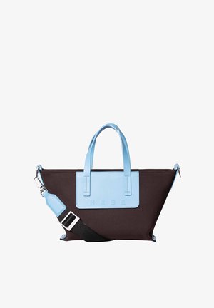 Borsa tote rettangolare marrone scuro con manici azzurri, patch frontale e tracolla regolabile su sfondo bianco.