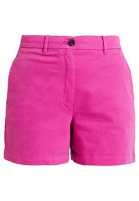 Pantalones cortos de algodón rosa con frente plano, cierre de botón y presillas para cinturón. Presenta costuras cuidadas y un dobladillo sencillo.