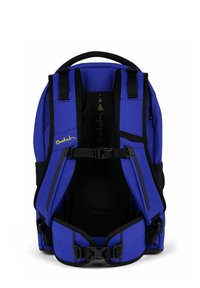 Blauer Rucksack mit schwarzen Akzenten, gepolsterten Trägern und einem Netzrückenpanel. Verfügt über verstellbare Schnallen für einen sicheren Sitz. Texturiertes Stoffdesign.