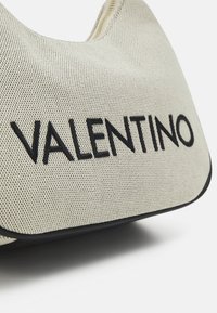 Valentino Bags CHELSEA - Mala de mão - nero/beige