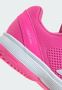 Růžová sportovní obuv s prodyšným síťovaným svrškem, strukturovaným designem, gumovou podrážkou s bílými detaily a značkou „COURTFLASH“.