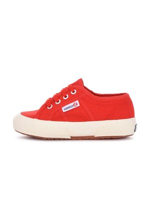 Sneakers rossi in tela con lacci bianchi, tessuto testurizzato e suola in gomma crema a contrasto. Presentano un piccolo tag del marchio sul lato.