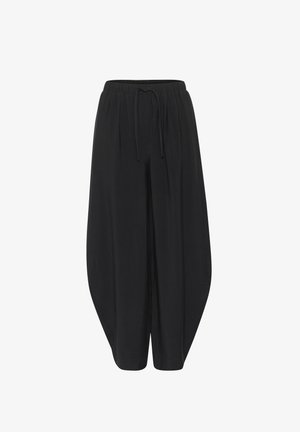Pantalones anchos negros con cintura elástica, confeccionados en tejido liviano, con un acabado texturizado y un corte suelto y relajado.