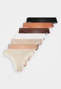 Set van zeven stringonderbroeken, met kantafwerking. Kleuren zijn zwart, wit, beige, lichtbruin, donkerbruin en perzik. Glad textuur van de stof.