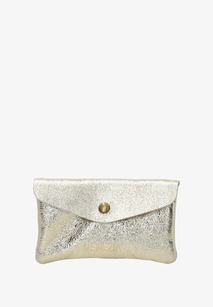 Metallisch silberne Clutch mit strukturiertem Finish, umklappbarem Deckel, Druckknopfverschluss und geprägtem Branding am Boden.