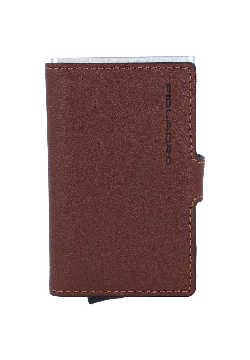 Cartera de cuero marrón con un acabado texturizado, con acentos metálicos, bordes cosidos y un logotipo en relieve en el lateral. Diseño compacto.
