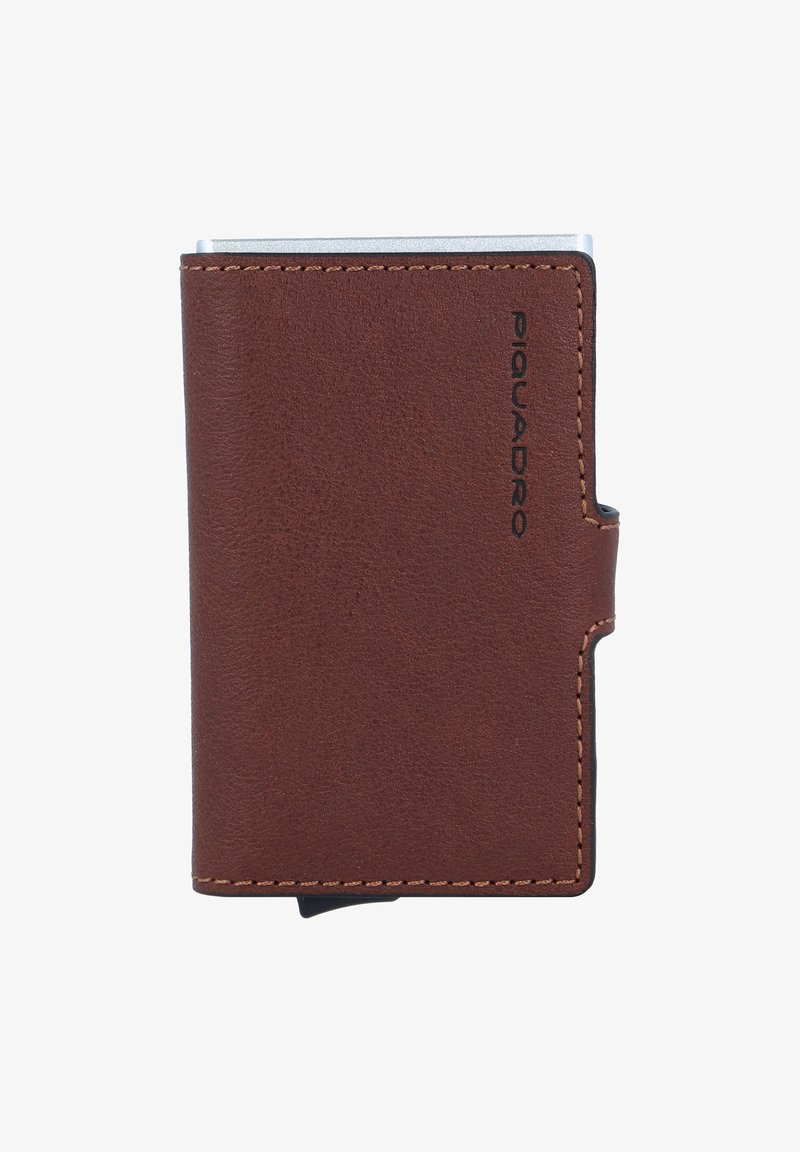 Cartera de cuero marrón con un acabado texturizado, con acentos metálicos, bordes cosidos y un logotipo en relieve en el lateral. Diseño compacto.