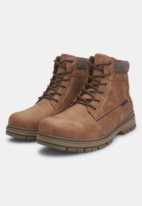 Botas de cuero marrón hasta el tobillo con un acabado texturizado, punta redonda, diseño de cordones, cuello acolchado y suela de goma para tracción.