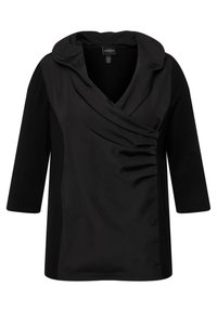 Haut noir avec col drapé, manches trois-quarts et détails de ruching sur les côtés. Fabriqué en tissu léger et lisse.