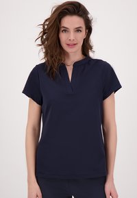 Marineblauw T-shirt met korte mouwen en een V-hals, met een lichte rimpeling bij de kraag. Gladde textuur, casual pasvorm. Eenvoudig ontwerp zonder patronen.