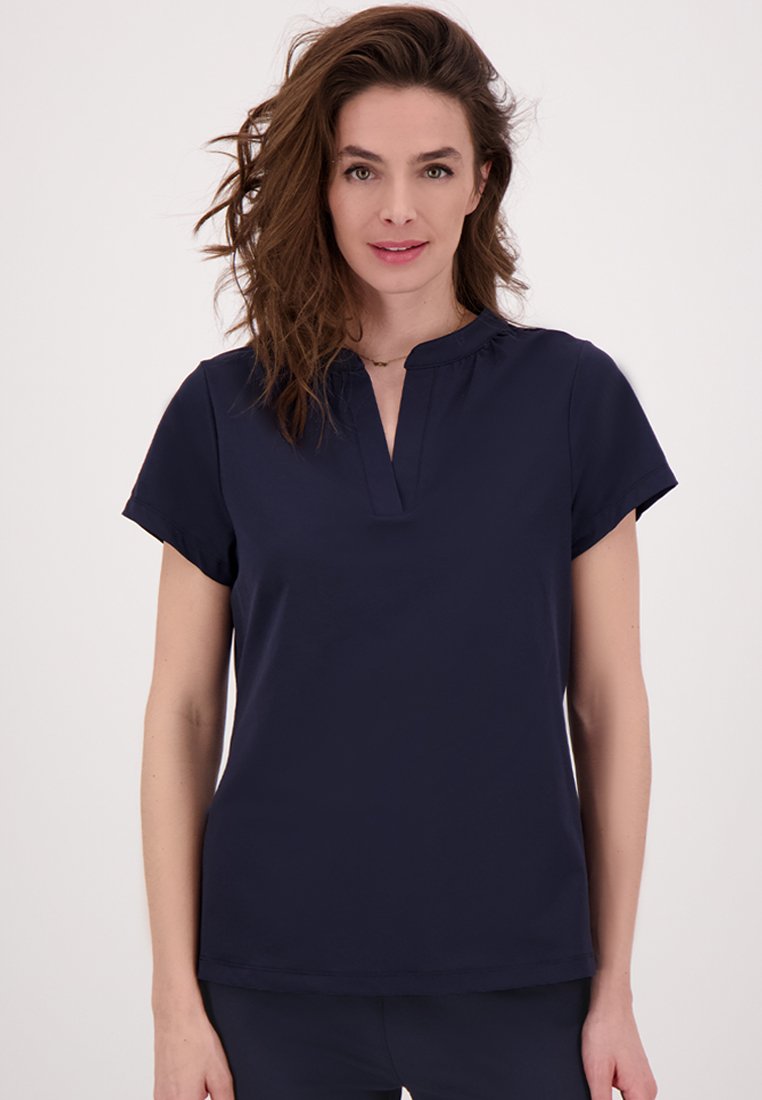 Marineblauw T-shirt met korte mouwen en een V-hals, met een lichte rimpeling bij de kraag. Gladde textuur, casual pasvorm. Eenvoudig ontwerp zonder patronen.
