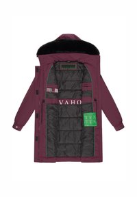 Bordo parka ar melnu mākslīgo vilnu apkakli, zaļiem akcentiem un melnu iekšpusi. Redzami vairāki kabatas un izšūta dizaina elementi. Iekļauts zīmola etiķete.