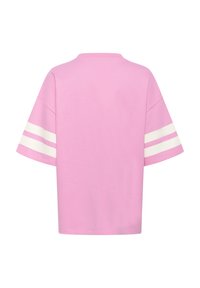 T-shirt rosa a maniche corte con colletto tondo e tre strisce orizzontali bianche su ciascuna manica. Tessuto morbido e vestibilità comoda.