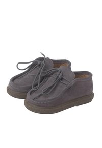 Scarpe in suede grigio con punta arrotondata, design con lacci e suola in gomma testurizzata, caratterizzate da dettagli di cucitura doppia intorno alla tomaia.