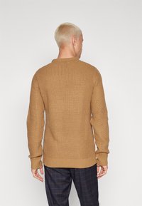 Jack & Jones JJSTANDFORD CREW NECK - Jersey de punto - otter