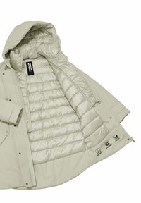 Lichtgrijze jacket met een puffy interieur, voorzien van een capuchon, ritssluiting en gestikt patroon. Inclusief onderhoudslabels op de zoom.
