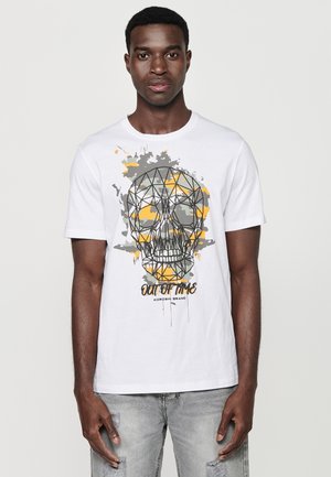 Tricou alb din bumbac cu un grafic geometric de craniu în nuanțe de gri, galben și negru, având textul "Out of Time" sub design.