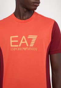 EA7 Emporio Armani Triko s potiskem - syrah