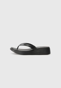 Svart flip-flop med gummistroppar och texturert fotseng. Har en liten plattform og formet design for komfort. Merkenavnet er preget.