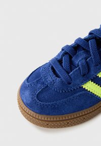 adidas Originals SPEZIAL UNISEX - Lära-gå-skor - victory blue/solar yellow/gum